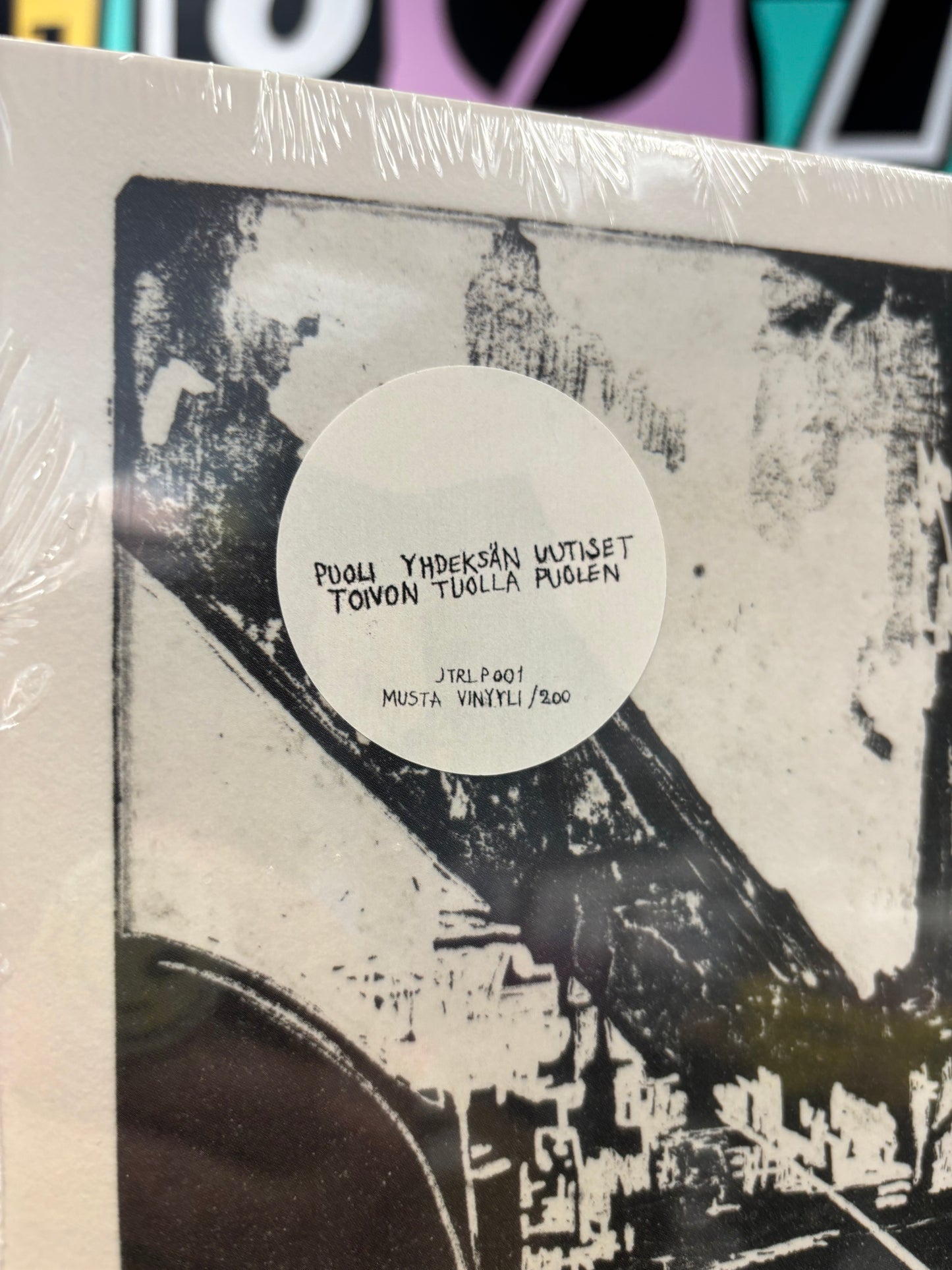 Puoli yhdeksän uutiset: Toivon tuolla puolen, LP, Musta, Omakustanne, Self-Released, Kallio, Helsinki, Finland 2025