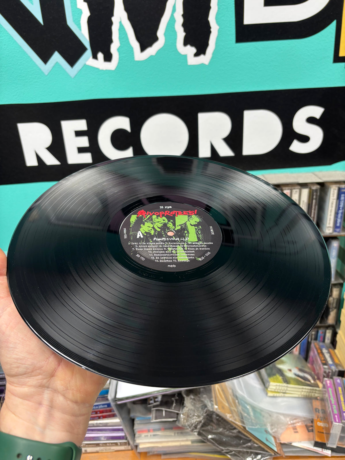 Aivoproteesi: Pommisuoja-LP, compilation, black vinyl, gatefold, 28-page booklet, Roku Records, Vox Populi, Höhnie Records, Final Doomsday Records, Finland 2022