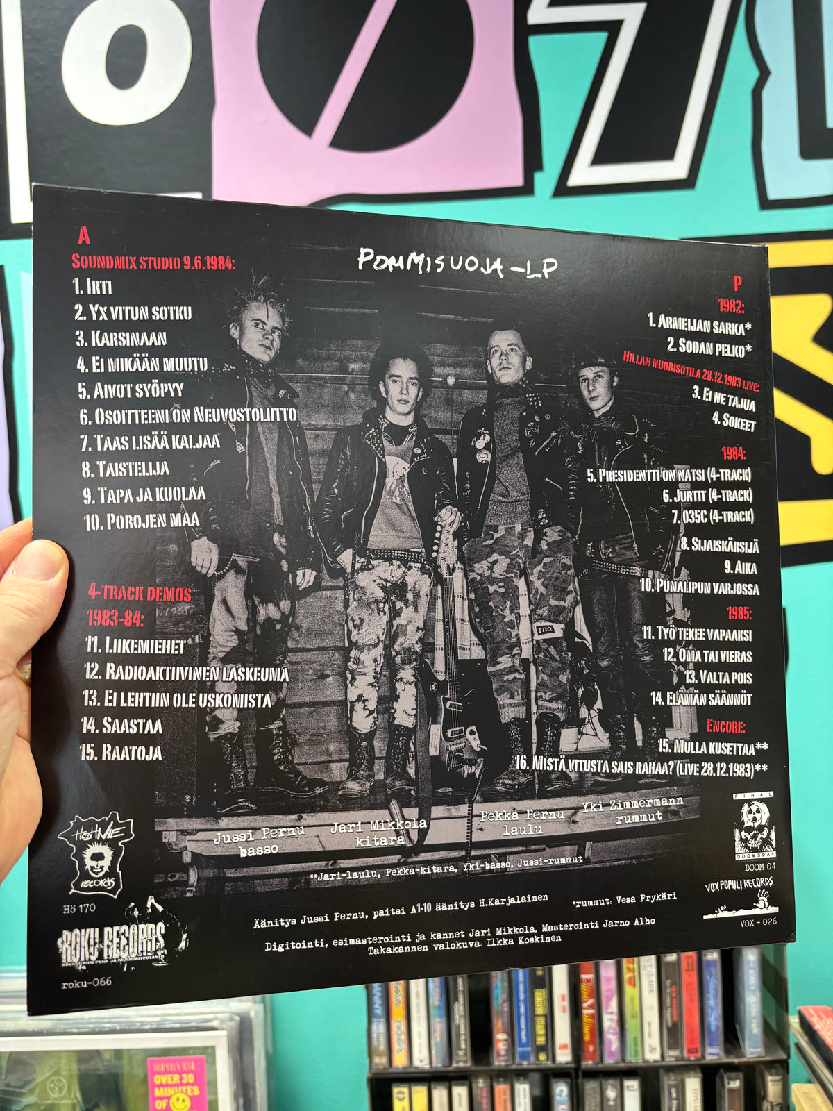 Aivoproteesi: Pommisuoja-LP, compilation, black vinyl, gatefold, 28-page booklet, Roku Records, Vox Populi, Höhnie Records, Final Doomsday Records, Finland 2022