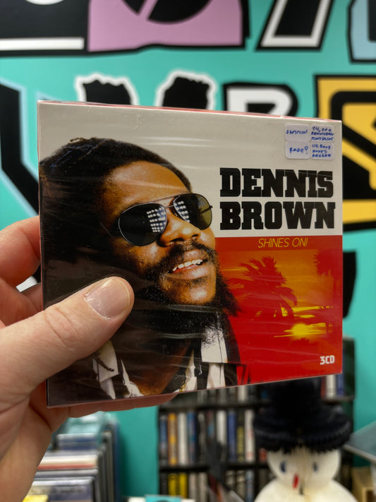 HULLU VARASTOALE -20%‼️‼️‼️Dennis Brown: Shines On!, 3CD, UK 2008