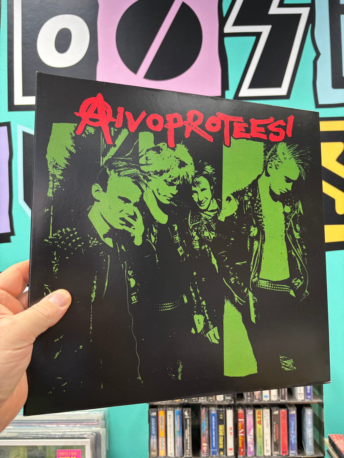 Aivoproteesi: Pommisuoja-LP, compilation, black vinyl, gatefold, 28-page booklet, Roku Records, Vox Populi, Höhnie Records, Final Doomsday Records, Finland 2022