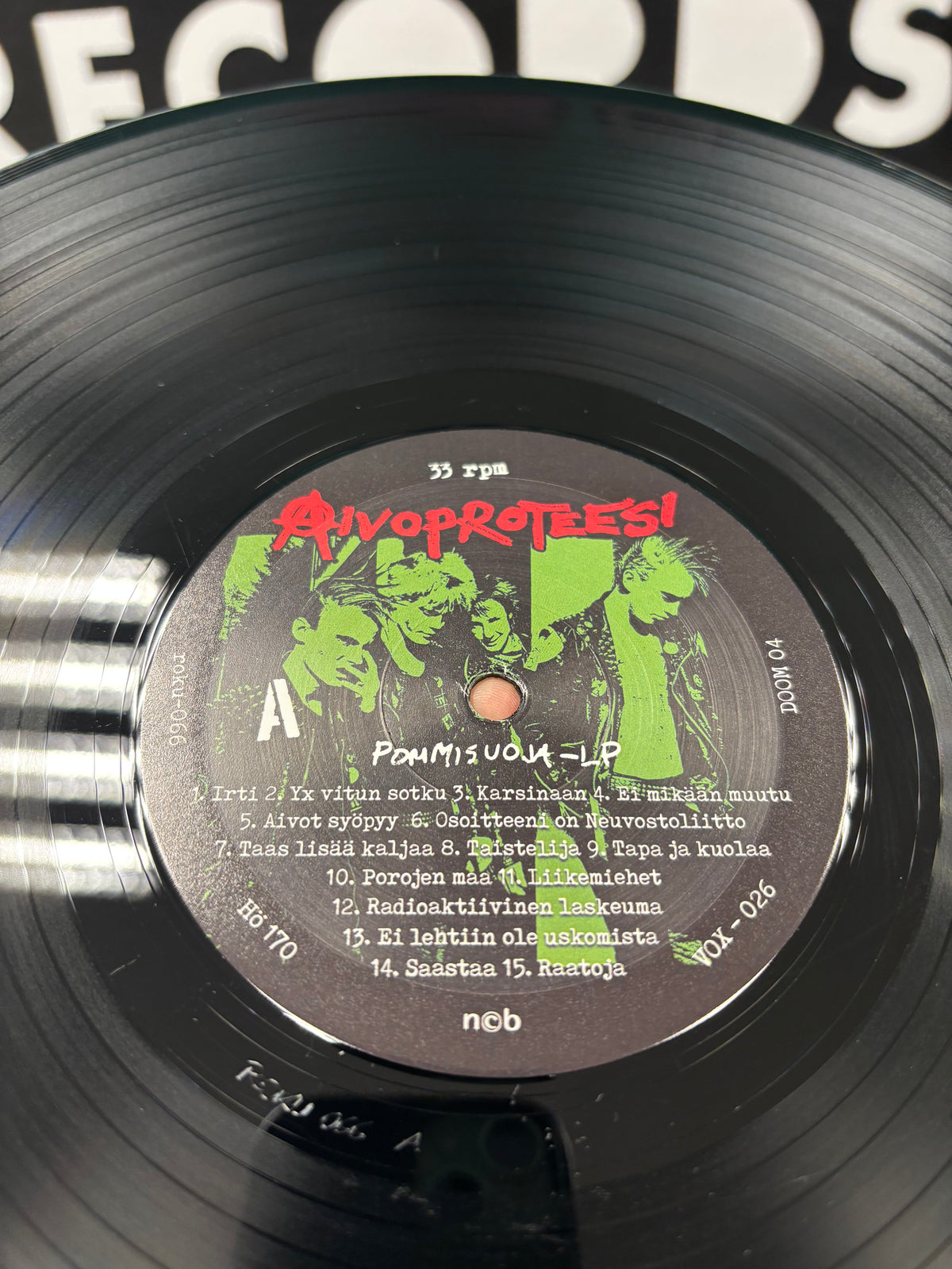 Aivoproteesi: Pommisuoja-LP, compilation, black vinyl, gatefold, 28-page booklet, Roku Records, Vox Populi, Höhnie Records, Final Doomsday Records, Finland 2022
