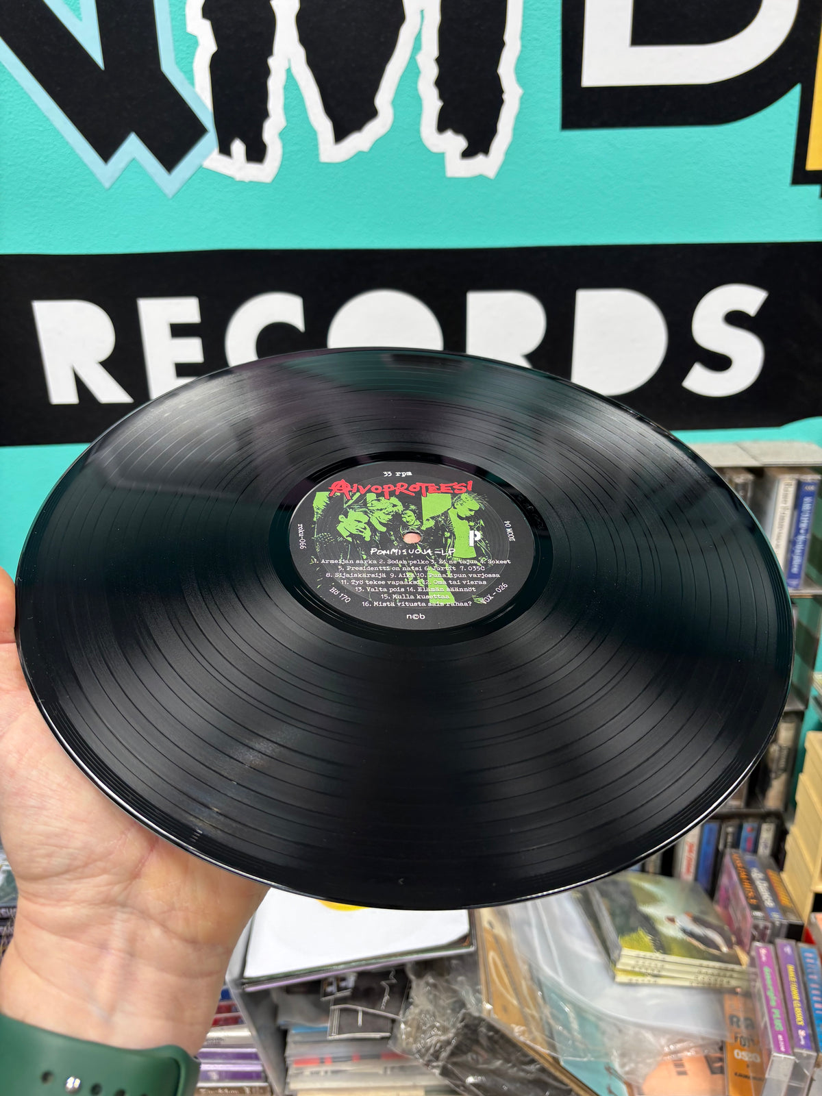 Aivoproteesi: Pommisuoja-LP, compilation, black vinyl, gatefold, 28-page booklet, Roku Records, Vox Populi, Höhnie Records, Final Doomsday Records, Finland 2022