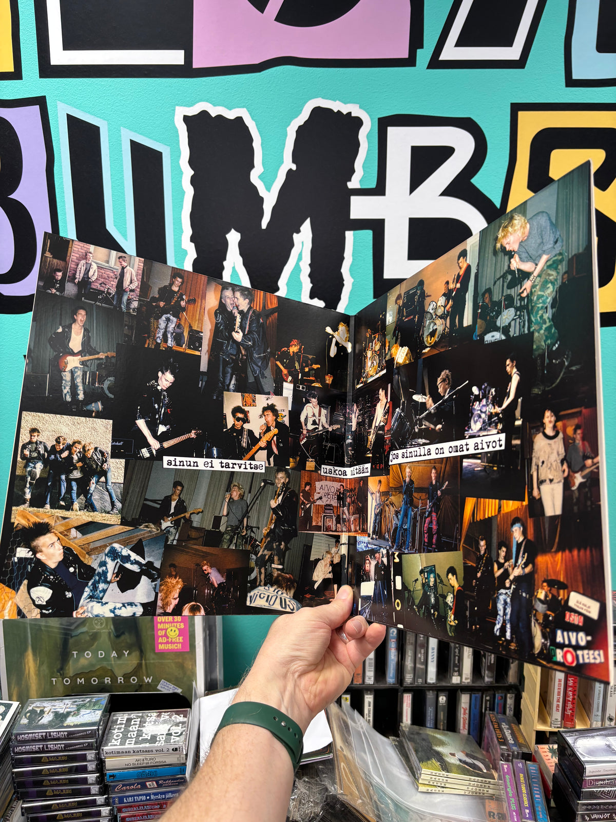 Aivoproteesi: Pommisuoja-LP, compilation, black vinyl, gatefold, 28-page booklet, Roku Records, Vox Populi, Höhnie Records, Final Doomsday Records, Finland 2022