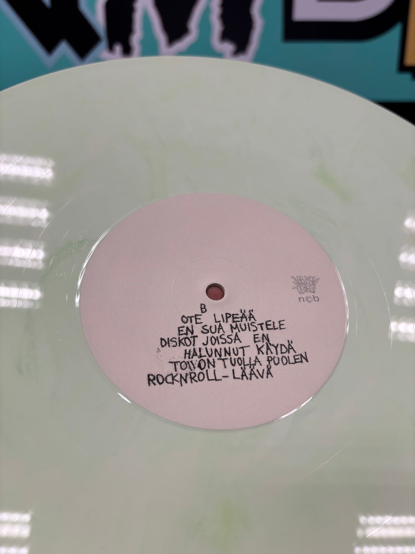 Puoli yhdeksän uutiset: Toivon tuolla puolen, LP, Vihreä, Omakustanne, Self-Released, Kallio, Helsinki, Finland 2025