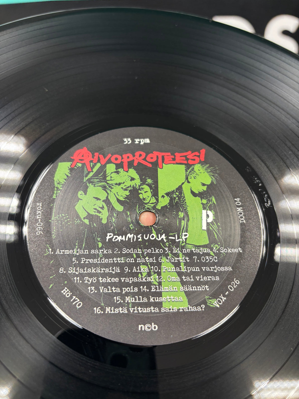 Aivoproteesi: Pommisuoja-LP, compilation, black vinyl, gatefold, 28-page booklet, Roku Records, Vox Populi, Höhnie Records, Final Doomsday Records, Finland 2022