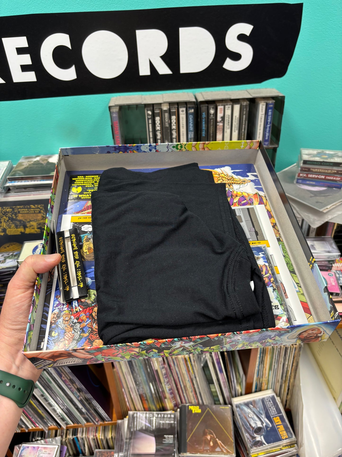 Wu-Tang: The Saga Continues, Box Set, CD, CD instrumentals, 2LP gatefold purple vinyl, cartoon, t-shirt, rolling paper, Limited Edition, 36 Chambers, eOne, SPV, UK & Europe 2017